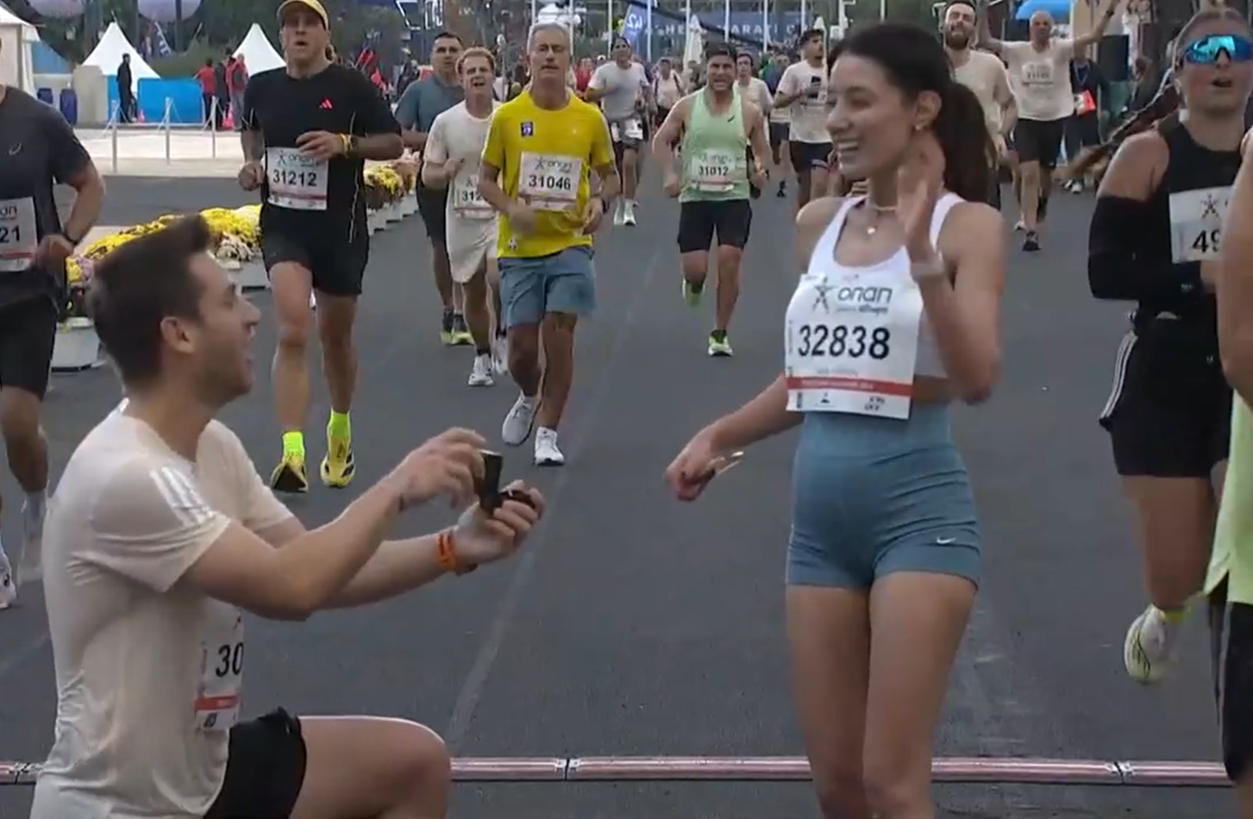 Συγκίνηση στο Παναθηναϊκό Στάδιο: Δρομέας γονάτισε στον τερματισμό του Μαραθωνίου και έκανε πρόταση γάμου στη σύντροφό του