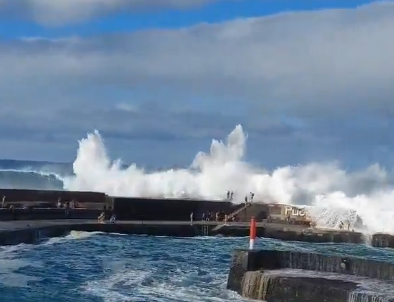 Φονικά κύματα στην Τενερίφη: Τρεις άνθρωποι έχασαν τη ζωή τους εξαιτίας της θαλασσοταραχής