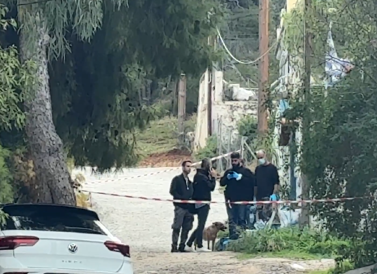 Φονική ληστεία στη Σαλαμίνα: Σε πλήρη εξέλιξη οι έρευνες της ΕΛ.ΑΣ στο σπίτι της ηλικιωμένης