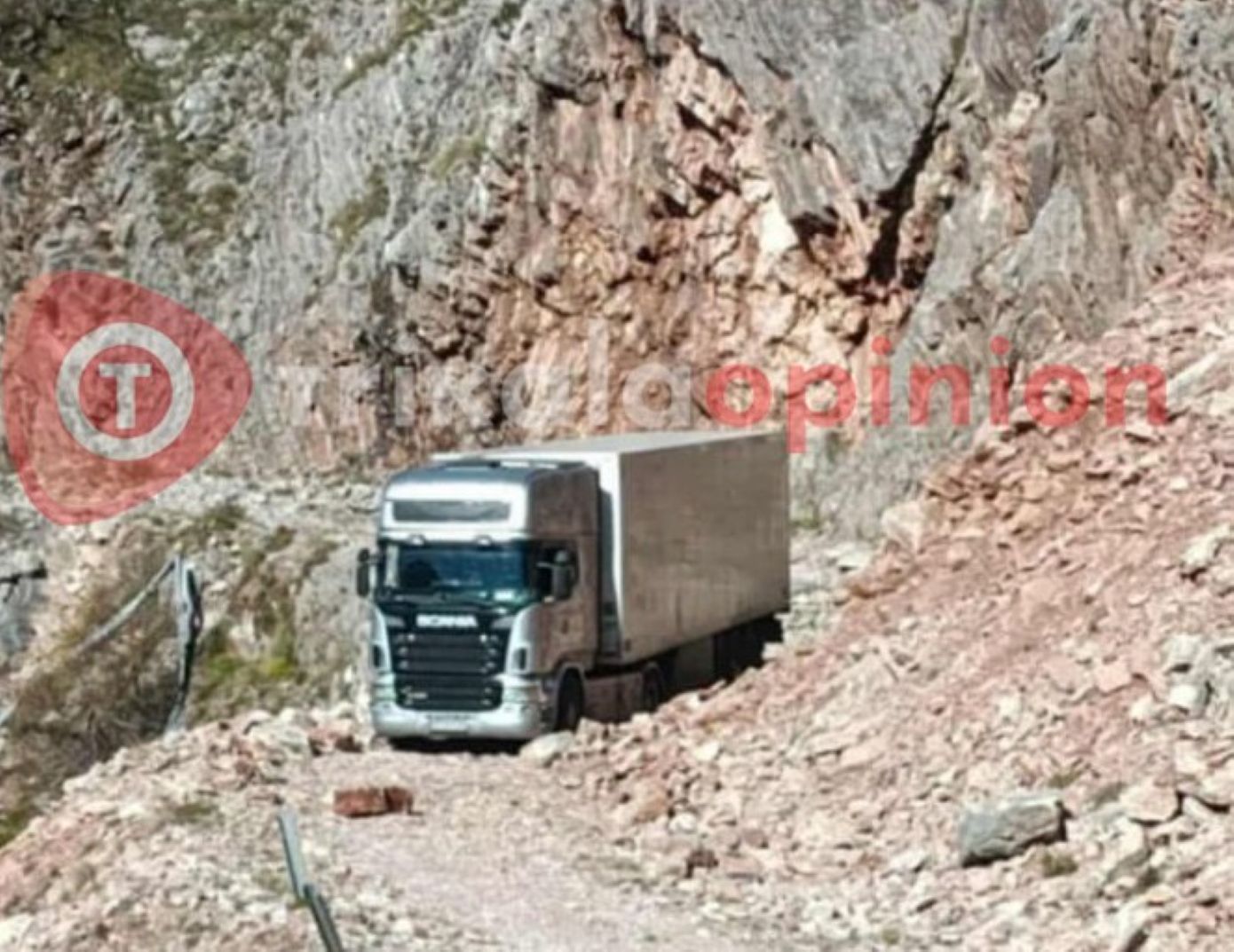 Οδηγός νταλίκας έστριψε λάθος λόγω GPS και εγκλωβίστηκε σε χωματόδρομο στα Τρίκαλα