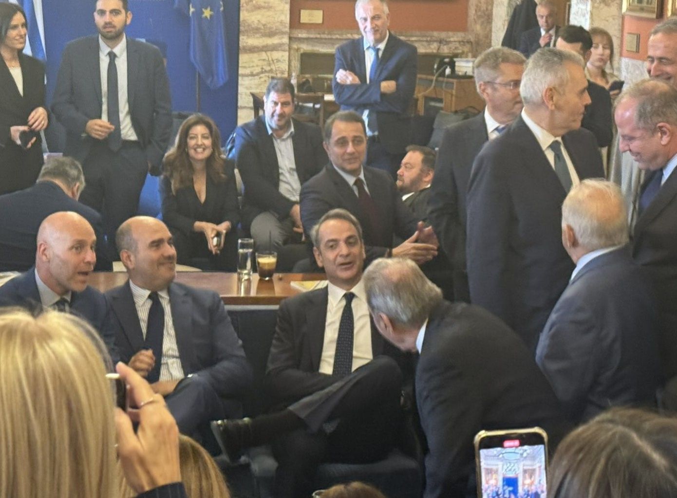 Πηγαδάκι Μητσοτάκη με βουλευτές στο εντευκτήριο της Βουλής: Το θέμα είναι ποιος θα σουβλιστεί στις εκλογές