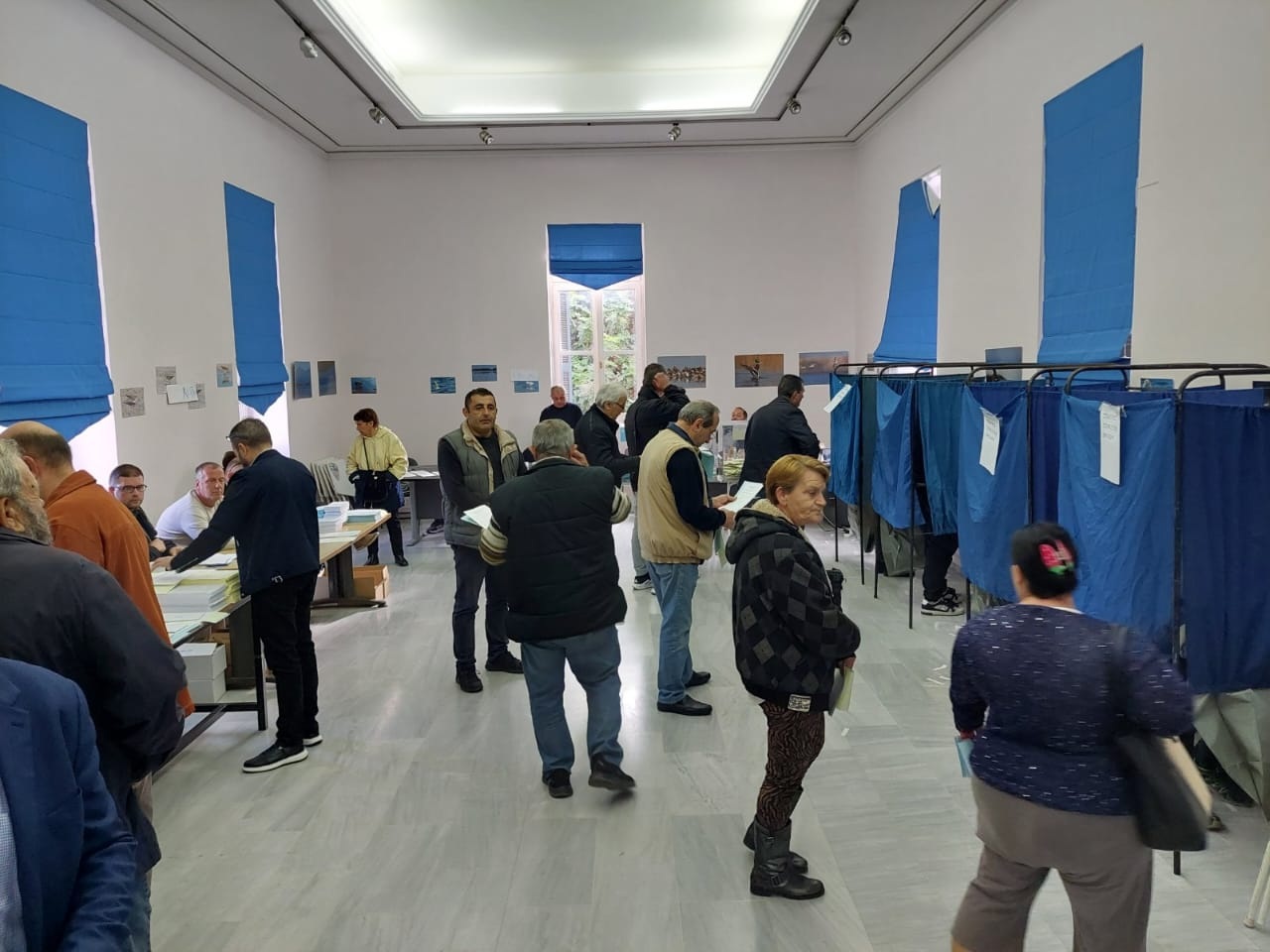 Ομαλά και με μεγάλη συμμετοχή συνεχίζεται η ψηφοφορία για τις εσωκομματικές εκλογές της Νέας Δημοκρατίας