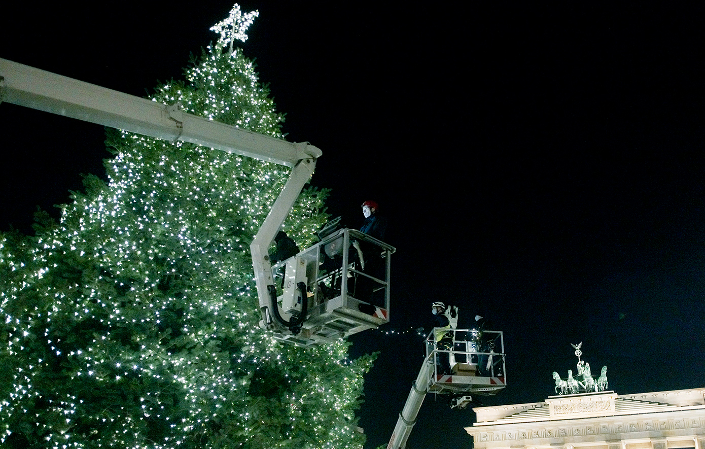 Φιάσκο με το χριστουγεννιάτικο δέντρο στο Βερολίνο: Έσπασε κατά την διάρκεια της τοποθέτησης