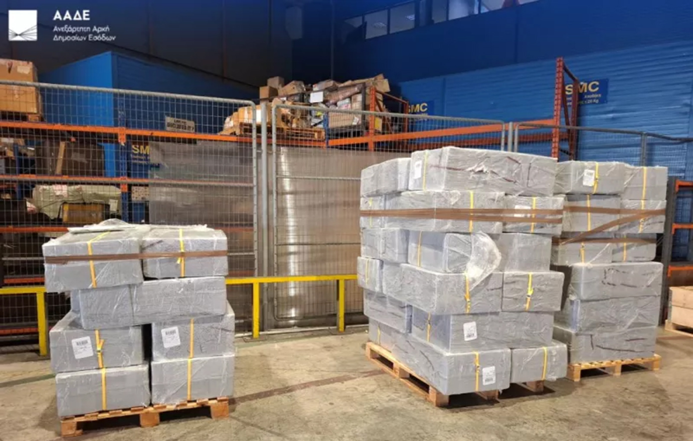 Πρωτοφανής ποσότητα λαθραίων τσιγάρων εντοπίστηκε σε αποθήκη του «Ελευθέριος Βενιζέλος»