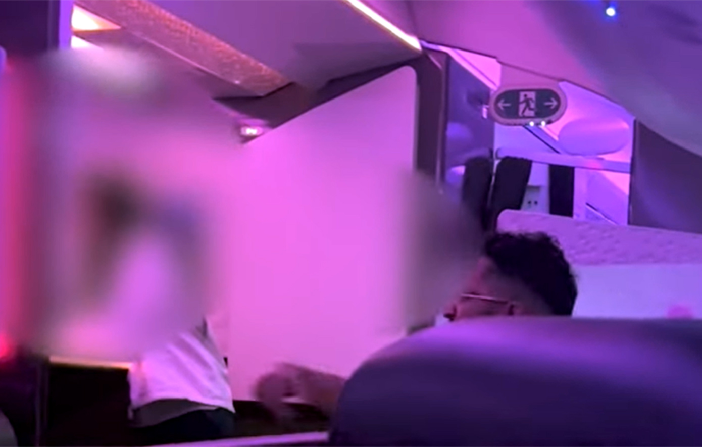 Τριπλασιάστηκε η ποινή φυλάκισης εκατομμυριούχου που απείλησε να «βιάσει ομαδικά» αεροσυνοδό σε πτήση