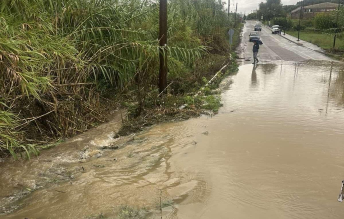 Προβλήματα από την κακοκαιρία στο Αγρίνιο &#8211; Πλημμύρισαν δρόμοι και χωράφια, μπήκαν νερά σε σπίτια