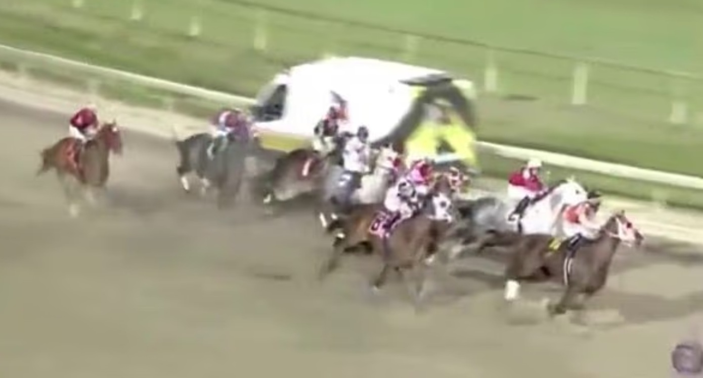 Χάος σε ιππόδρομο &#8211; Οι αναβάτες βρήκαν μπροστά τους ένα&#8230; ασθενοφόρο