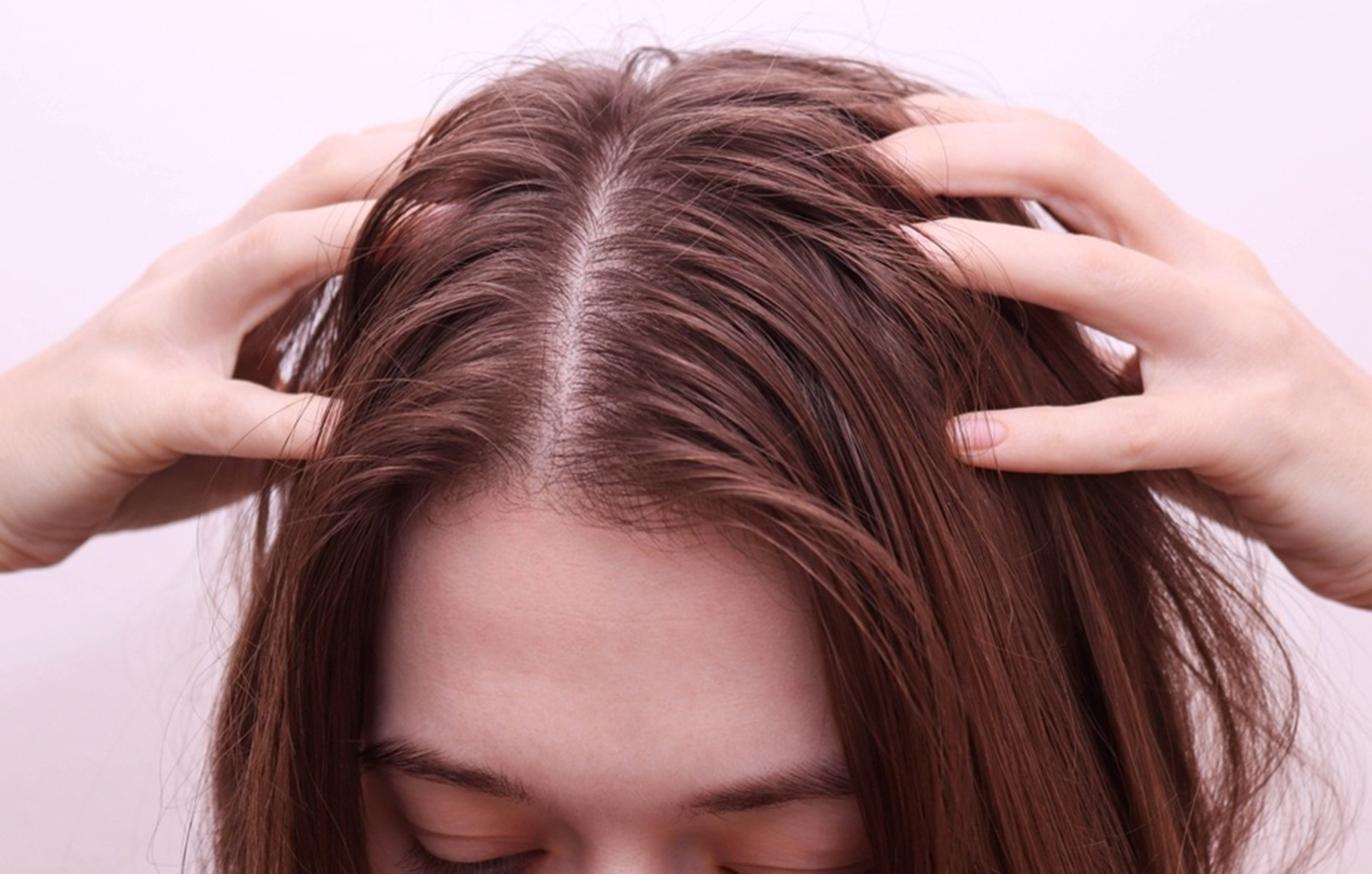 Δεν λούζεσαι συχνά; Δες τι παθαίνουν τα μαλλιά και το δέρμα σου