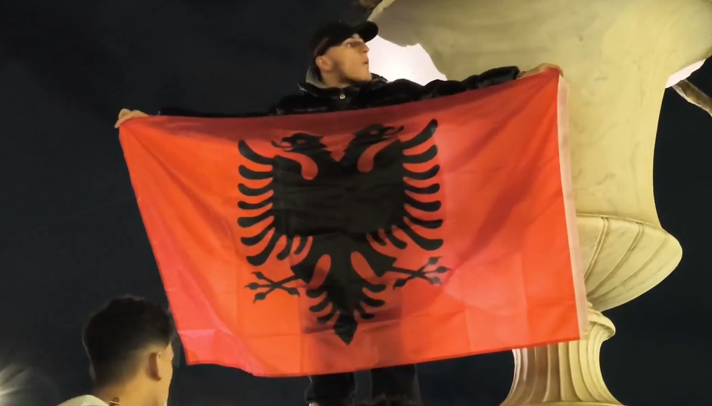 «Κόκκινη» έγινε η πλατεία Συντάγματος από Αλβανούς που γιόρτασαν την Ημέρα Ανεξαρτησίας &#8211; Σημαίες, κόρνες και χοροί