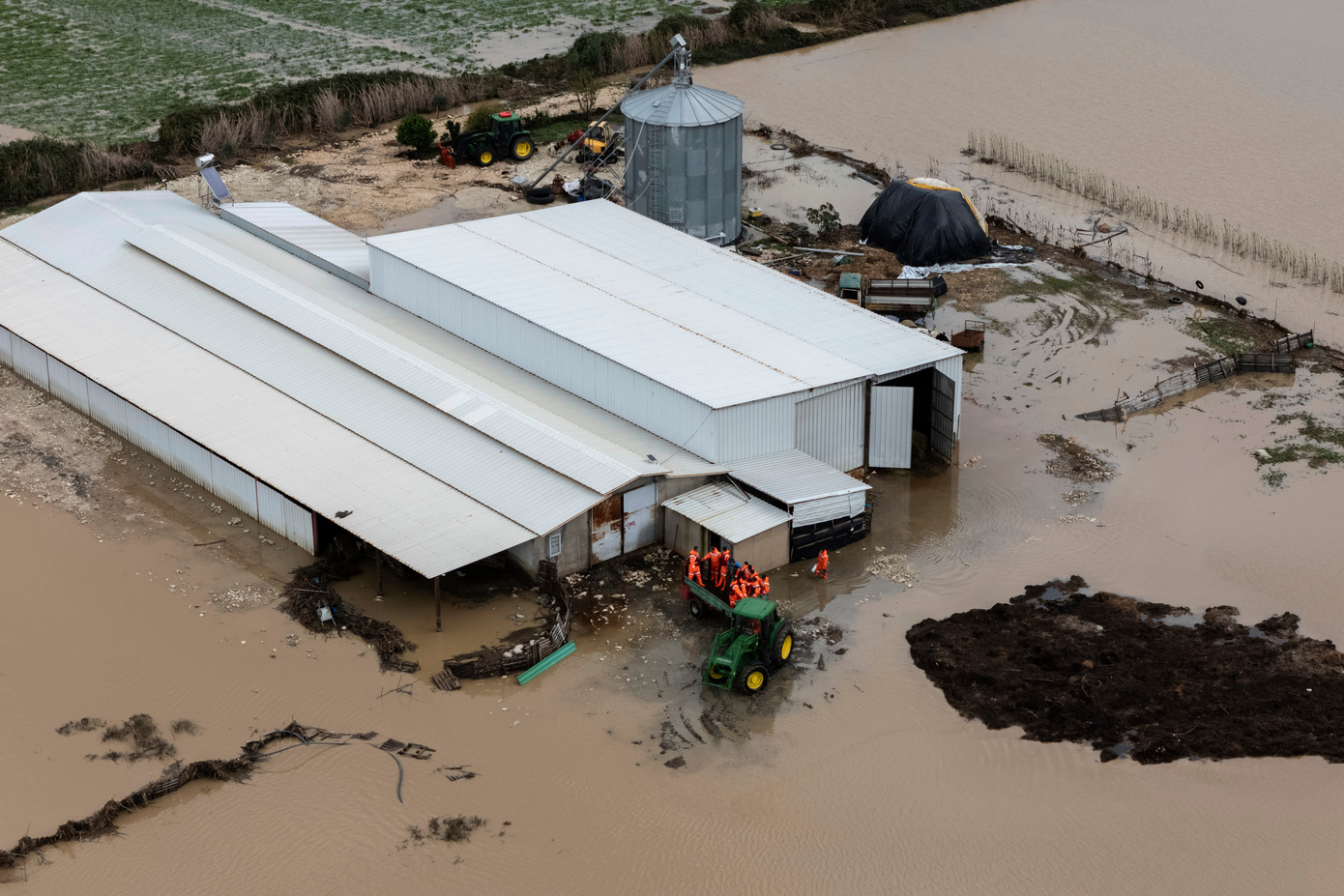 Χάος από τις πλημμύρες στην Αλβανία &#8211; Μια γυναίκα έχασε τη ζωή της &#8211; Εκατοντάδες κάτοικοι απομακρύνθηκαν εσπευσμένα από τα σπίτια τους
