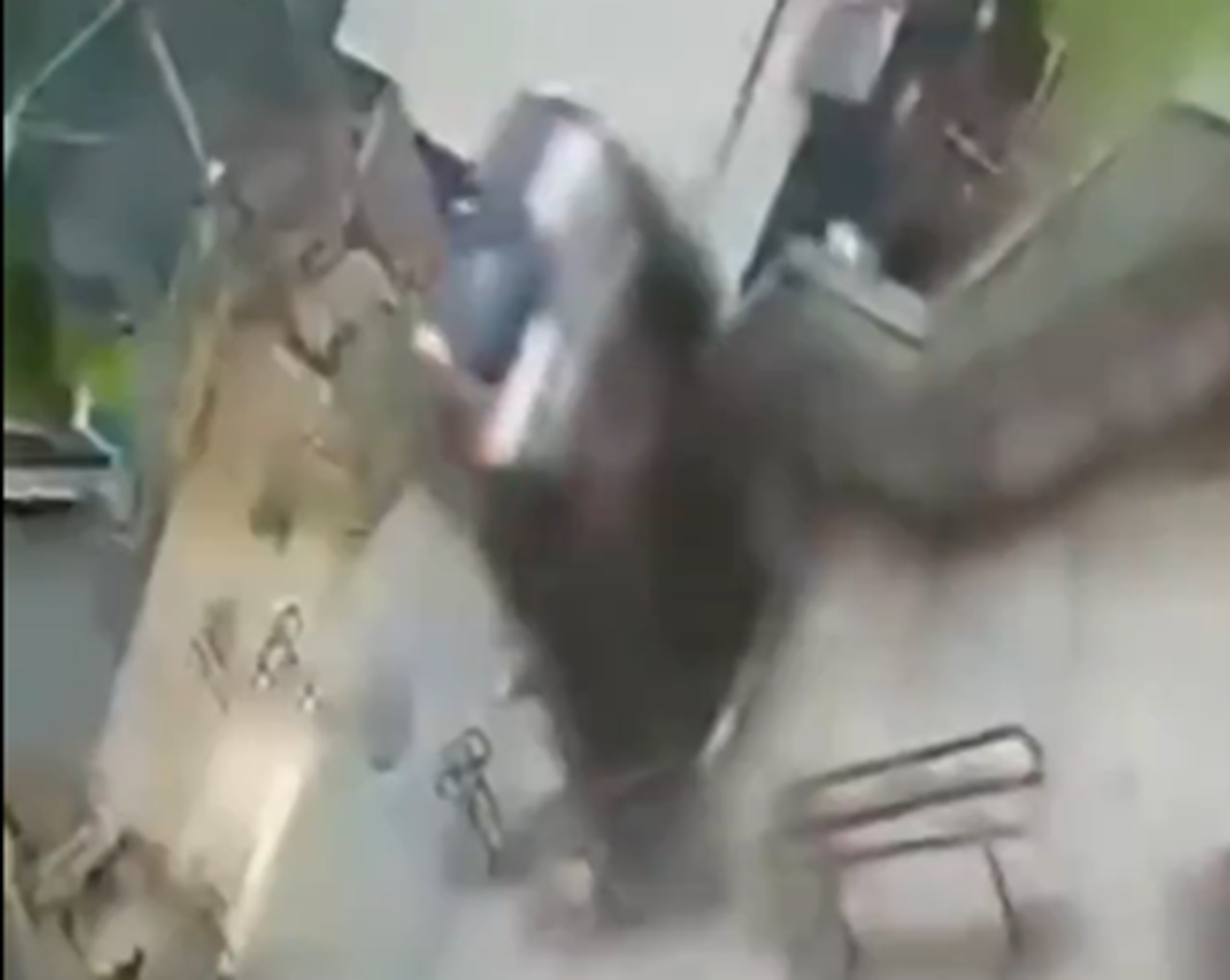 Απίστευτο βίντεο: Αυτοκίνητο «απογειώθηκε» από τον δρόμο και εκτινάχθηκε σε σκάλα