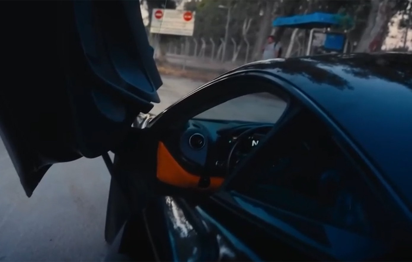 «Πάτα το» &#8211; Αστυνομικός κάνει τα «στραβά μάτια» για οδηγό που τρέχει με ιλιγγιώδη ταχύτητα μέσα σε McLaren