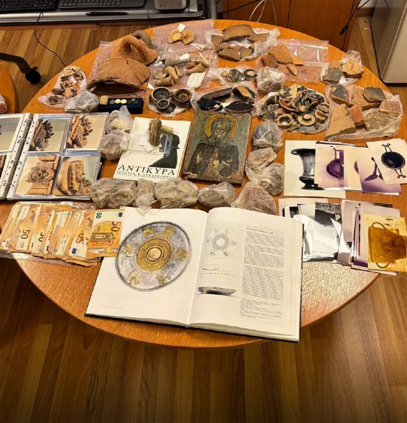 Σύλληψη ημεδαπού για κατοχή αρχαίων αντικειμένων και θρησκευτικών εικόνων στο πλαίσιο Ευρωπαϊκής Εντολής Έρευνας Σύλληψη ημεδαπού για κατοχή αρχαίων αντικειμένων και θρησκευτικών εικόνων στο πλαίσιο Ευρωπαϊκής Εντολής Έρευνας