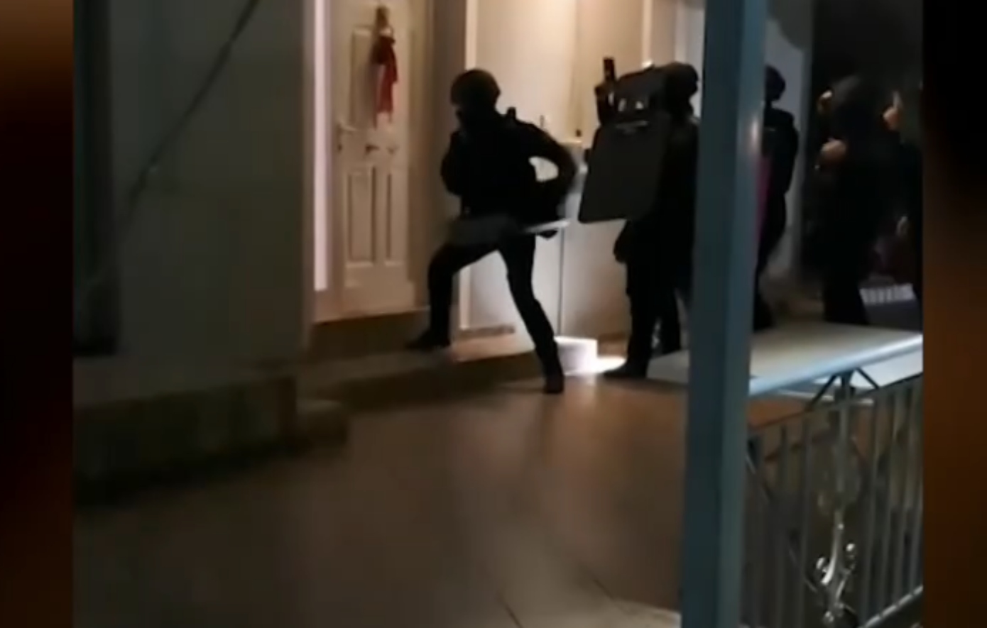 Νέο βίντεο από την έφοδο των αστυνομικών σε σπίτια σπείρας που εξαπατούσε ηλικιωμένους &#8211; 40 συλλήψεις σε Αττική και Κορινθία