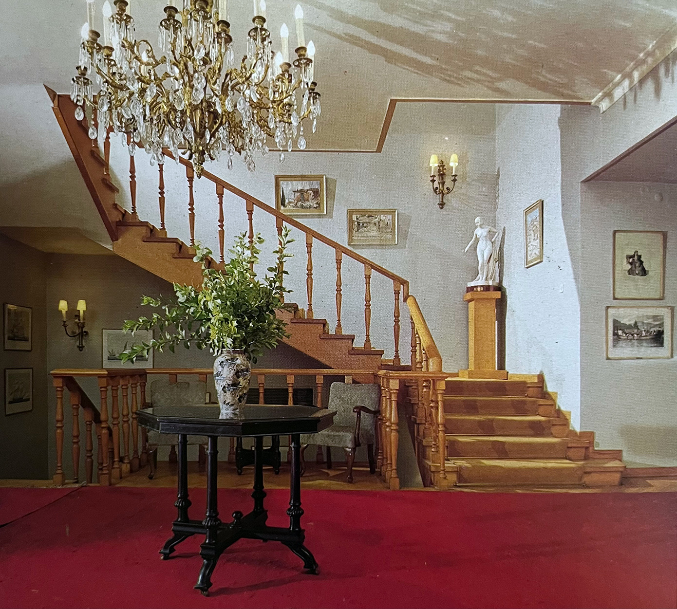 Η Αθηναϊκή Λέσχη που γίνεται 150 ετών, τα highlights του Greek Sales και παραμυθένιοι πύργοι και κάστρα στους «ναούς» της πολυτέλειας στο Λονδίνο