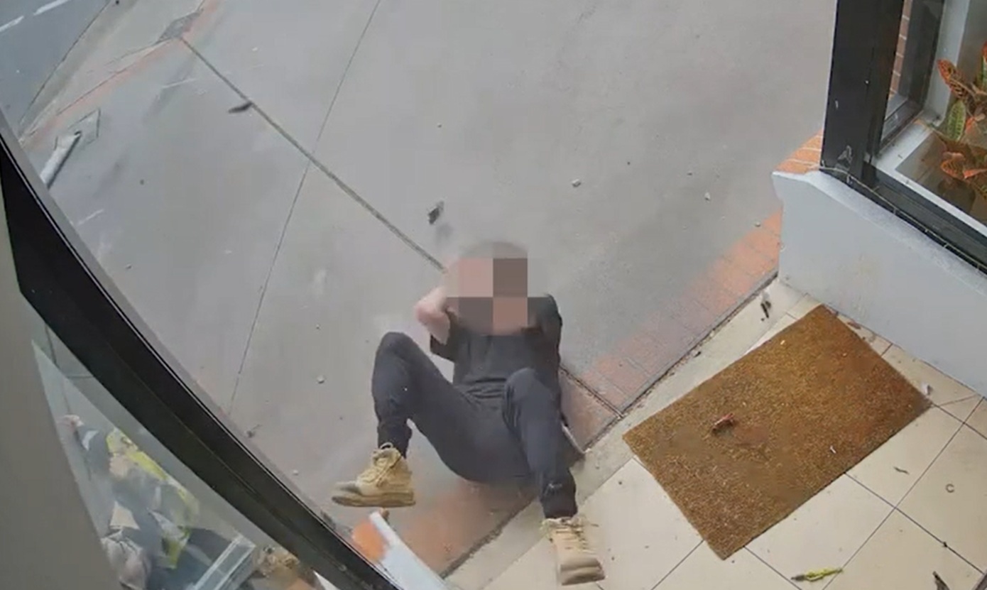 Αυτοκίνητο εκτός ελέγχου παρέσυρε πεζούς – Εκτοξεύθηκαν στον αέρα, νοσηλεύονται σε κρίσιμη κατάσταση