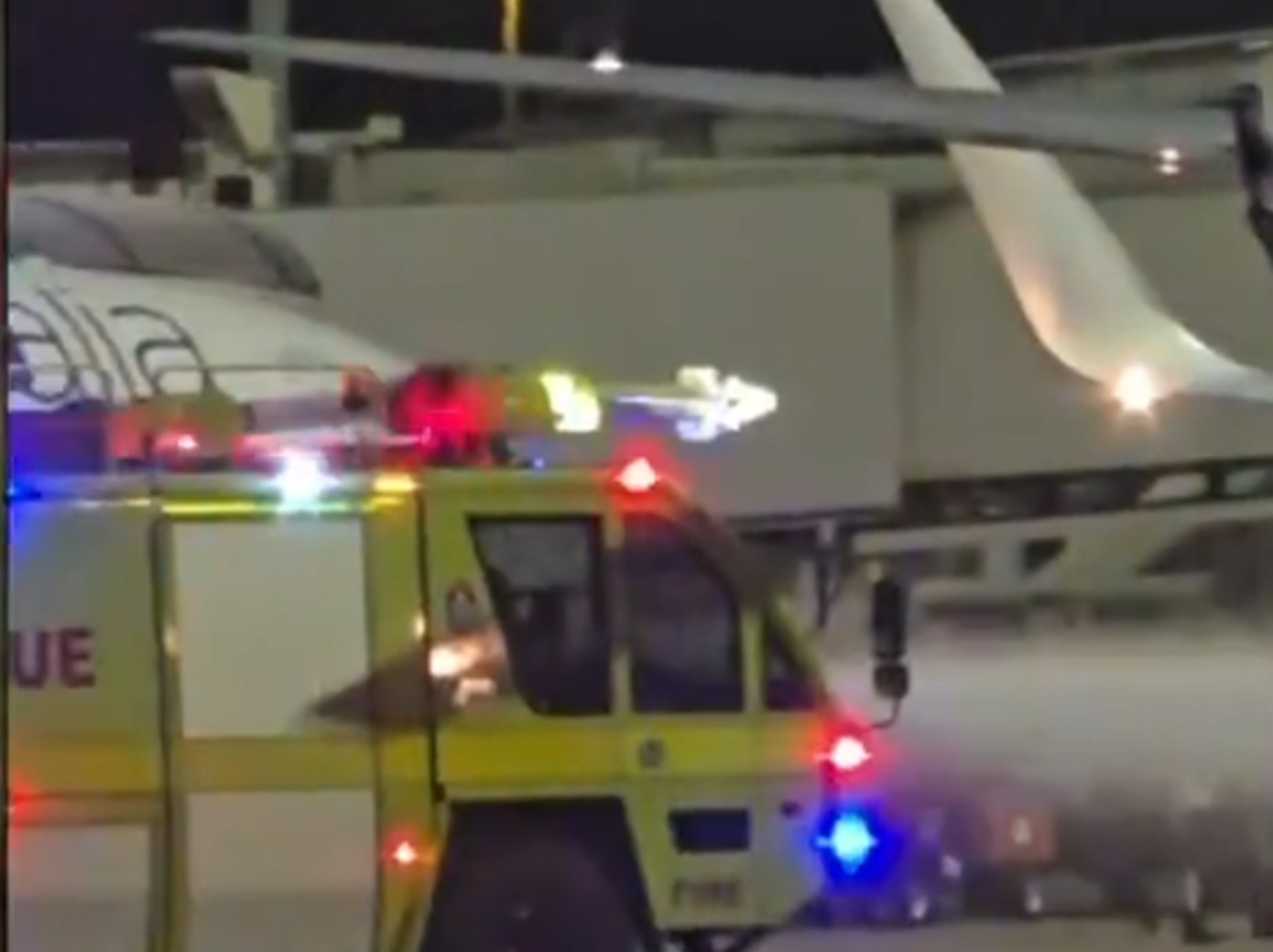 Αεροσκάφος τυλίχθηκε στις φλόγες κατά την προσγείωση στο αεροδρόμιο του Μπρίσμπεϊν