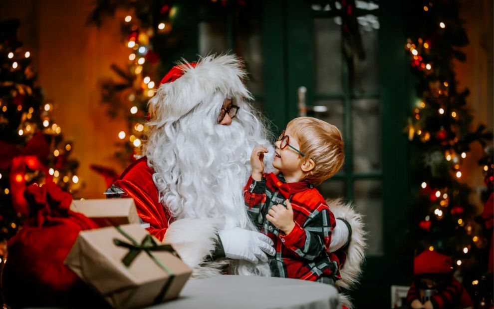 Τα παιδιά γκουγκλάρουν «Υπάρχει Άγιος Βασίλης;»: Πώς να διαχειριστείτε την… απογοητευτική απάντηση
