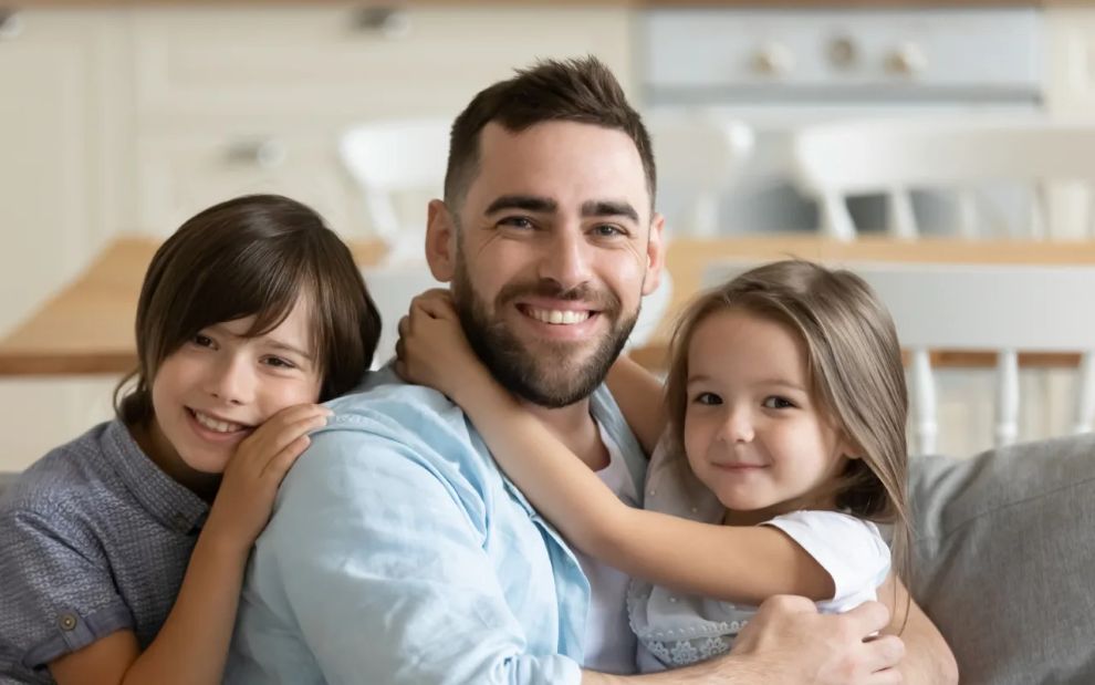 Η αγκαλιά του μπαμπά: Πόσα οφέλη έχει για τα παιδιά;