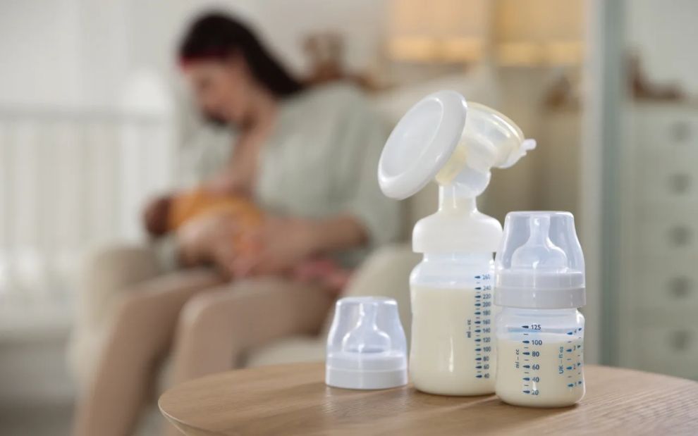 Δασκάλα αντλεί μητρικό γάλα ενώ διδάσκει και η έκπληξη των μαθητών της συγκινεί