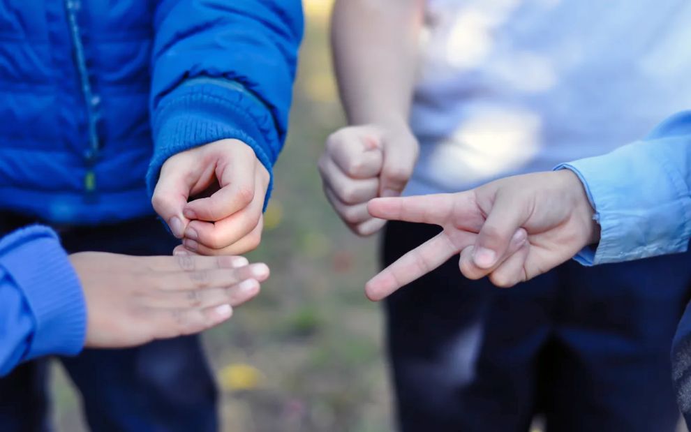 «Πέτρα – ψαλίδι – χαρτί»: Τι μαθαίνει το παιδί από αυτό το απλό, αλλά διαχρονικό παιχνίδι;