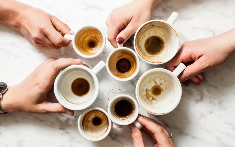 Διώξτε τους λεκέδες του καφέ από τα φλιτζάνια σας &#8211; 4 μαγικά τρικ που σας λύνουν τα χέρια