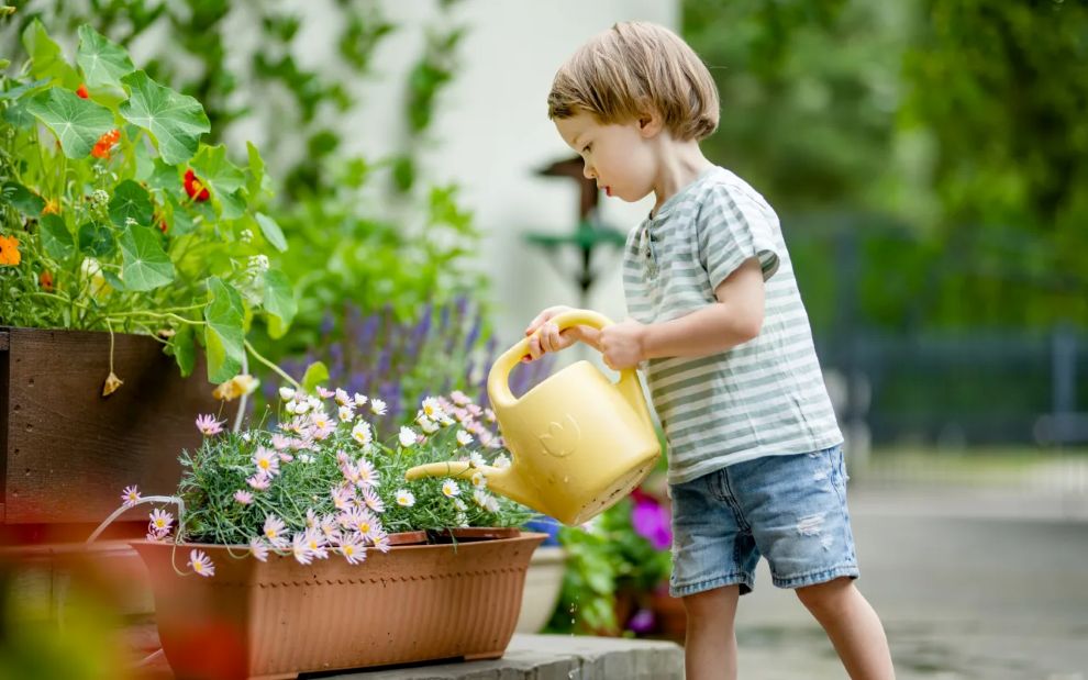 8 απλοί τρόποι να διδάξετε στα παιδιά σας την καλοσύνη στην πράξη