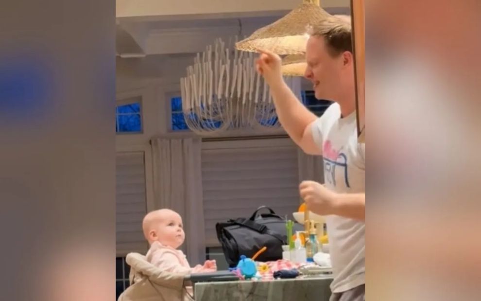 Το βίντεο που λιώνει καρδιές: Μπαμπάς τραγουδά στην κόρη του και δεν φαντάζεστε πώς αντιδρά