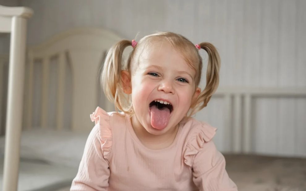 Σιωπή στο παιδικό δωμάτιο: Η μαμά ανοίγει την πόρτα και παθαίνει «τσο-τσο»