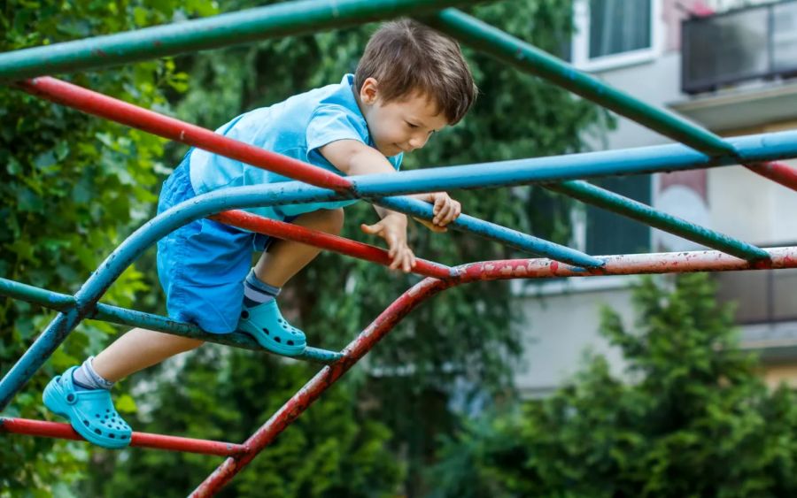 Πόσες φορές λένε «Πρόσεχε!» οι γονείς στα παιδιά τους; Η απάντηση θα σε εκπλήξει