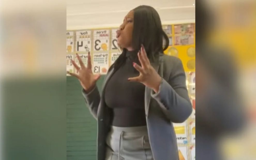 Δασκάλα διδάσκει τα ιδιωτικά σημεία του σώματος τραγουδώντας &#8211; Γιατί δίχασε το ίντερνετ και τι λένε οι ειδικοί