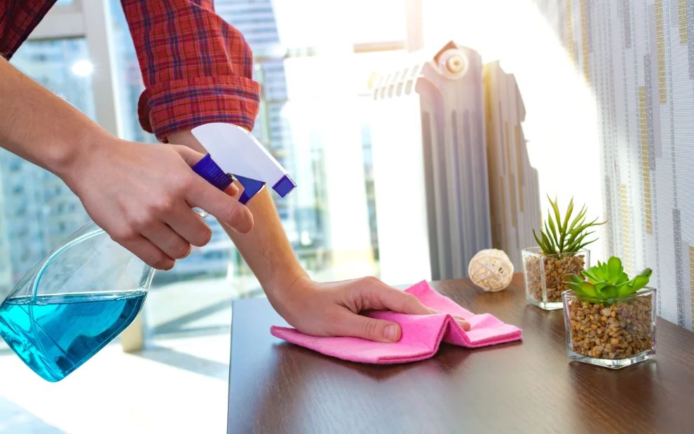 Το κόλπο-θαύμα που εξαφανίζει τη σκόνη πριν προλάβει να «καθίσει» στα έπιπλα