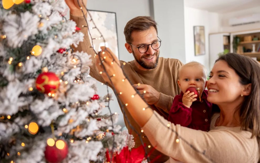 Είναι πιο ευτυχισμένοι οι άνθρωποι που στολίζουν νωρίς για τα Χριστούγεννα;