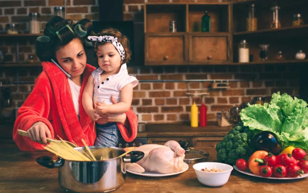 Τι είναι η «tradwife» και γιατί κάνει ξανά θόρυβο στα social &#8211; Σε τι διαφέρει από τη μαμά που μένει σπίτι