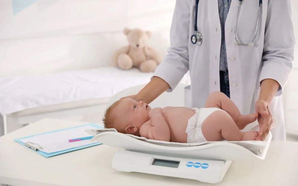 Το μωρό έχασε βάρος μετά τη γέννηση, είναι φυσιολογικό;