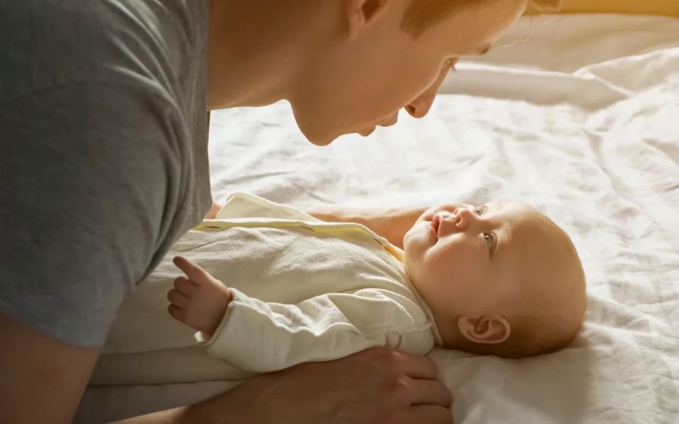 Πώς το βλέμμα σου μπορεί να γίνει το πρώτο βήμα για την ομιλία του μωρού