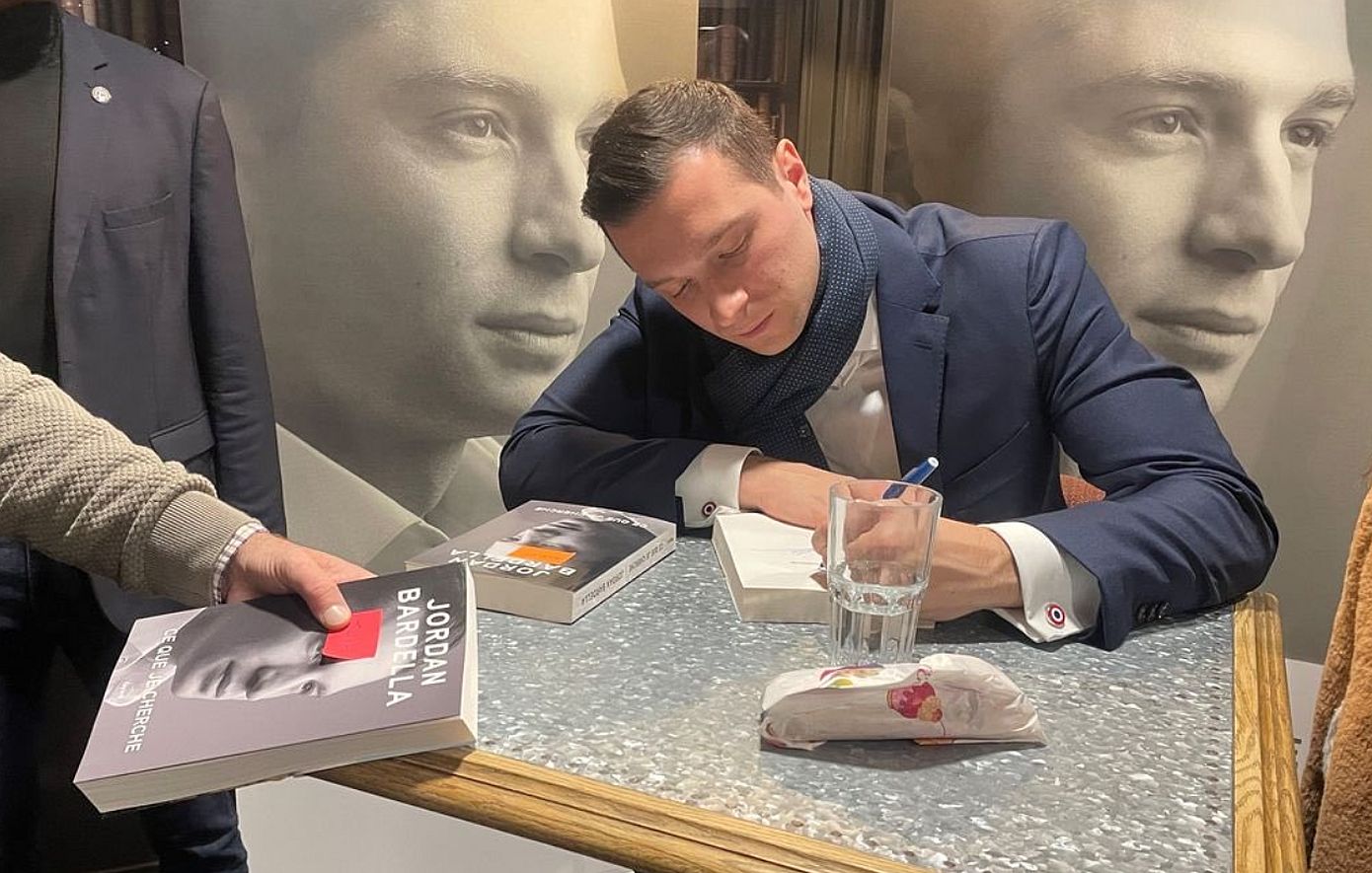 Γαλλία: 74χρονος πέταξε αβγό στο κεφάλι του του Ζορντάν Μπαρντελά κατά την παρουσίαση βιβλίου του προέδρου του Εθνικού Συναγερμού