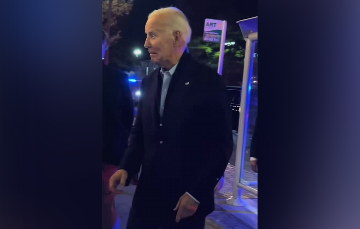 Σπάνια δημόσια εμφάνιση του Τζο Μπάιντεν: Σε εστιατόριο μετά τις ακτινοθεραπείες, εμφανώς αδύναμος
