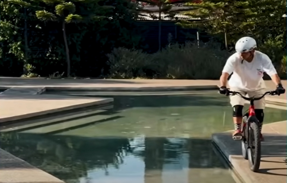 Μια συλλογή γεμάτη αντιθέσεις και απρόοπτα