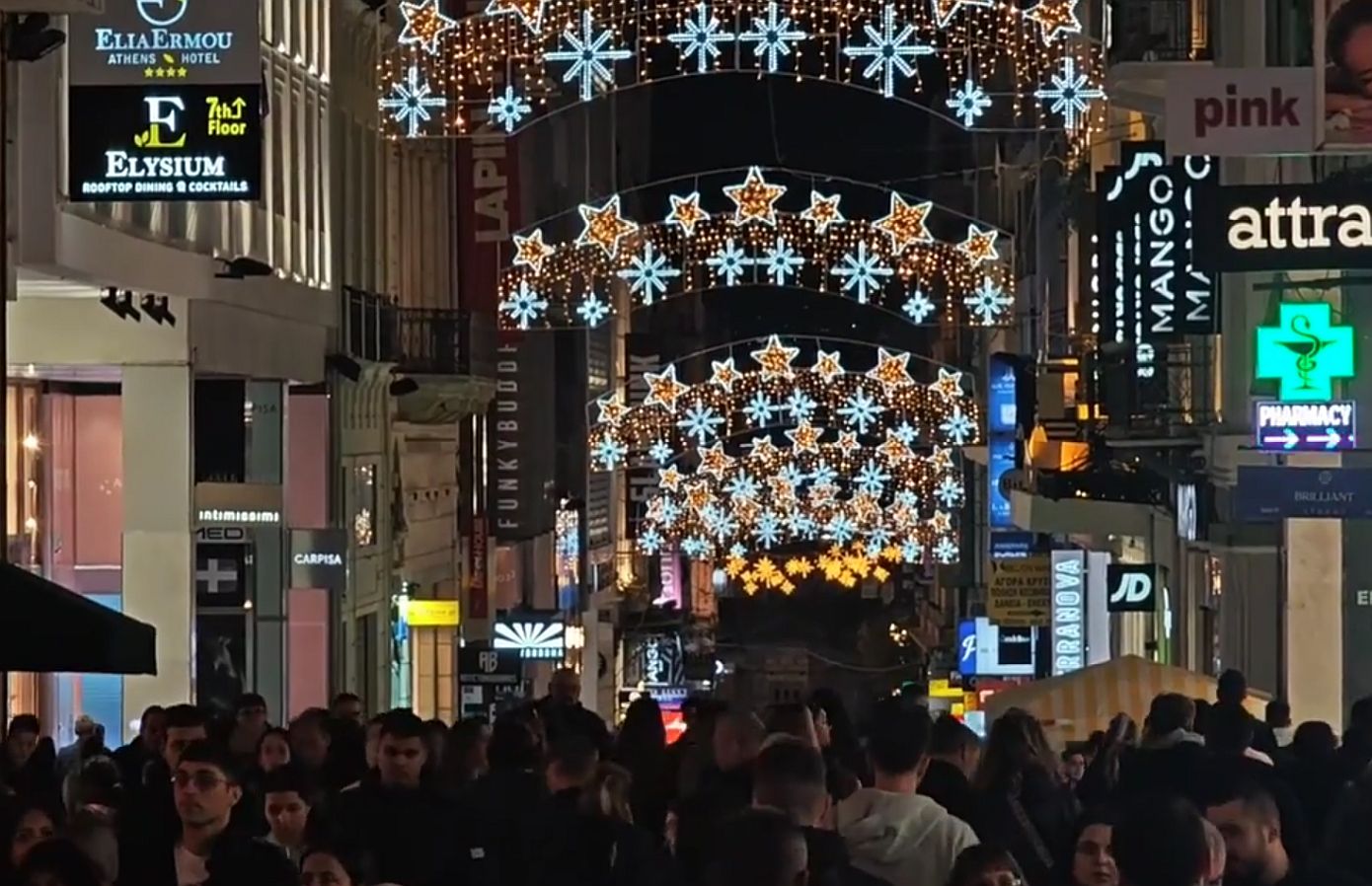 Η Black Friday&#8230; μετατέθηκε για Σάββατο &#8211; «Προσκύνημα» καταναλωτών στην Ερμού με σύμμαχο τον καλό καιρό