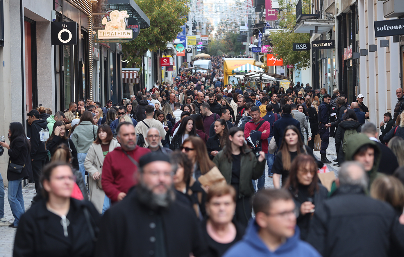 Στους δρόμους οι καταναλωτές σε Αθήνα και Θεσσαλονίκη για την πολυαναμενόμενη Black Friday