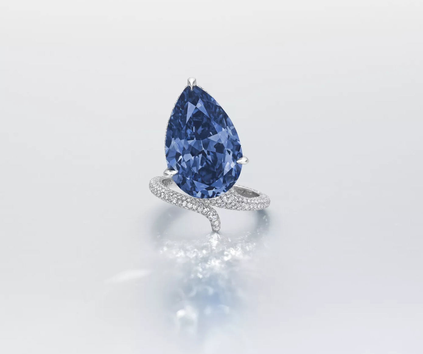 Μπλε διαμάντι σχεδόν δέκα καρατίων πωλήθηκε σε δημοπρασία 25 εκατ. δολάρια