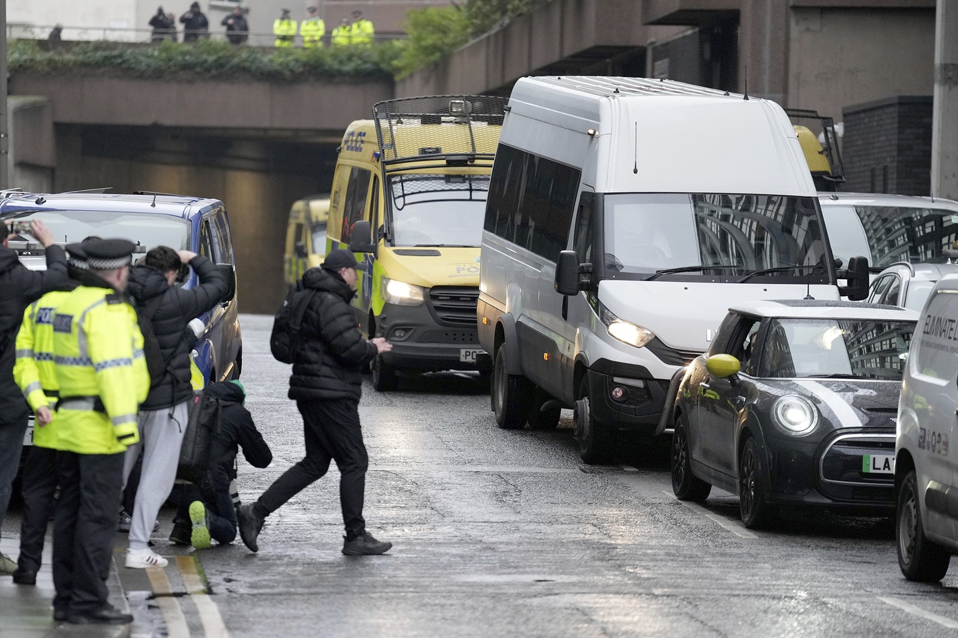 Ο πατέρας του νεαρού δολοφόνου των τριών παιδιών στη Βρετανία μιλά για απειλές κατά της ζωής του από τον ίδιο
