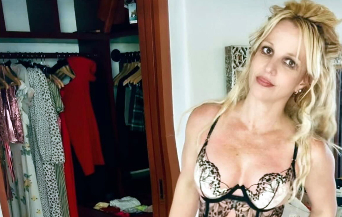 Η Μπρίτνεϊ Σπίαρς εντοπίστηκε να περπατά κρατώντας ποτήρι σαμπάνιας εν μέσω ανησυχίας για την ασταθή συμπεριφορά της