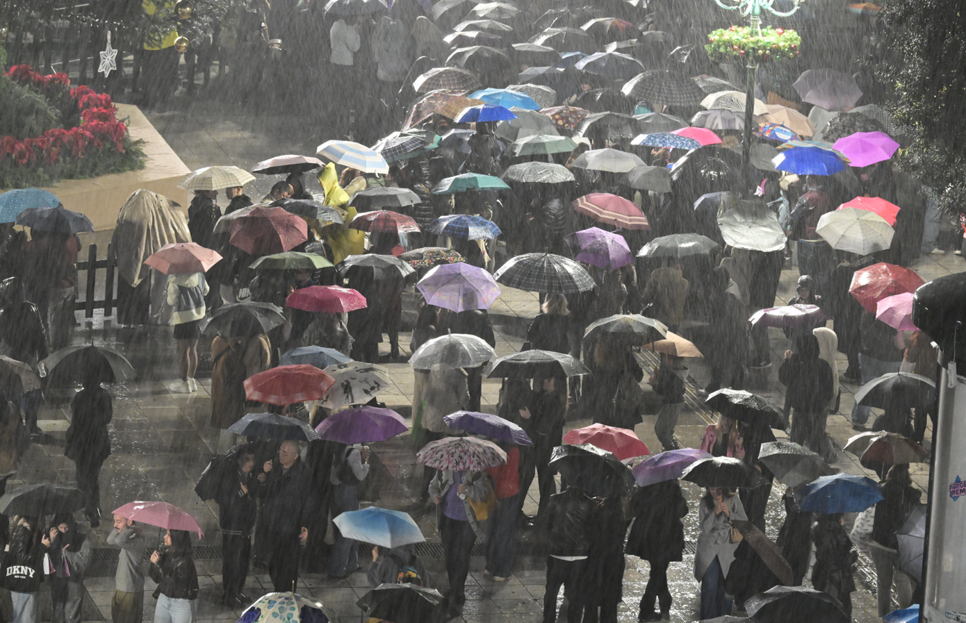 Κακοκαιρία στην Αττική: Έντονη βροχόπτωση και προβλήματα στην κυκλοφορία στην Αθήνα