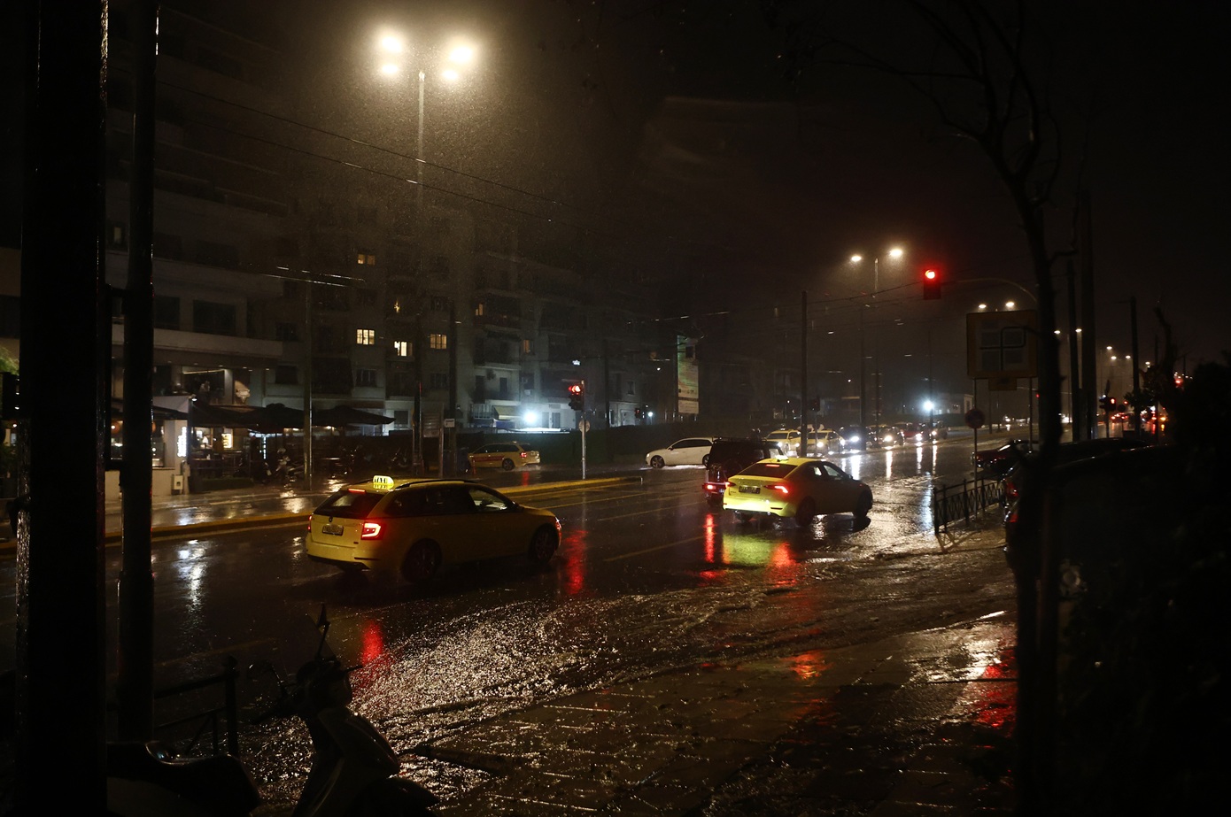 Νυχτερινή καταιγίδα στην Αττική με βροντές και κεραυνούς – Πως θα εξελιχθεί ο καιρός την Τετάρτη