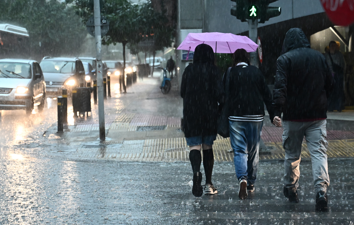 Μαύρισε ο ουρανός στην Αττική, καταιγίδες σε αρκετές περιοχές, δείτε βίντεο και φωτογραφίες &#8211; Η νέα προειδοποίηση της ΕΜΥ