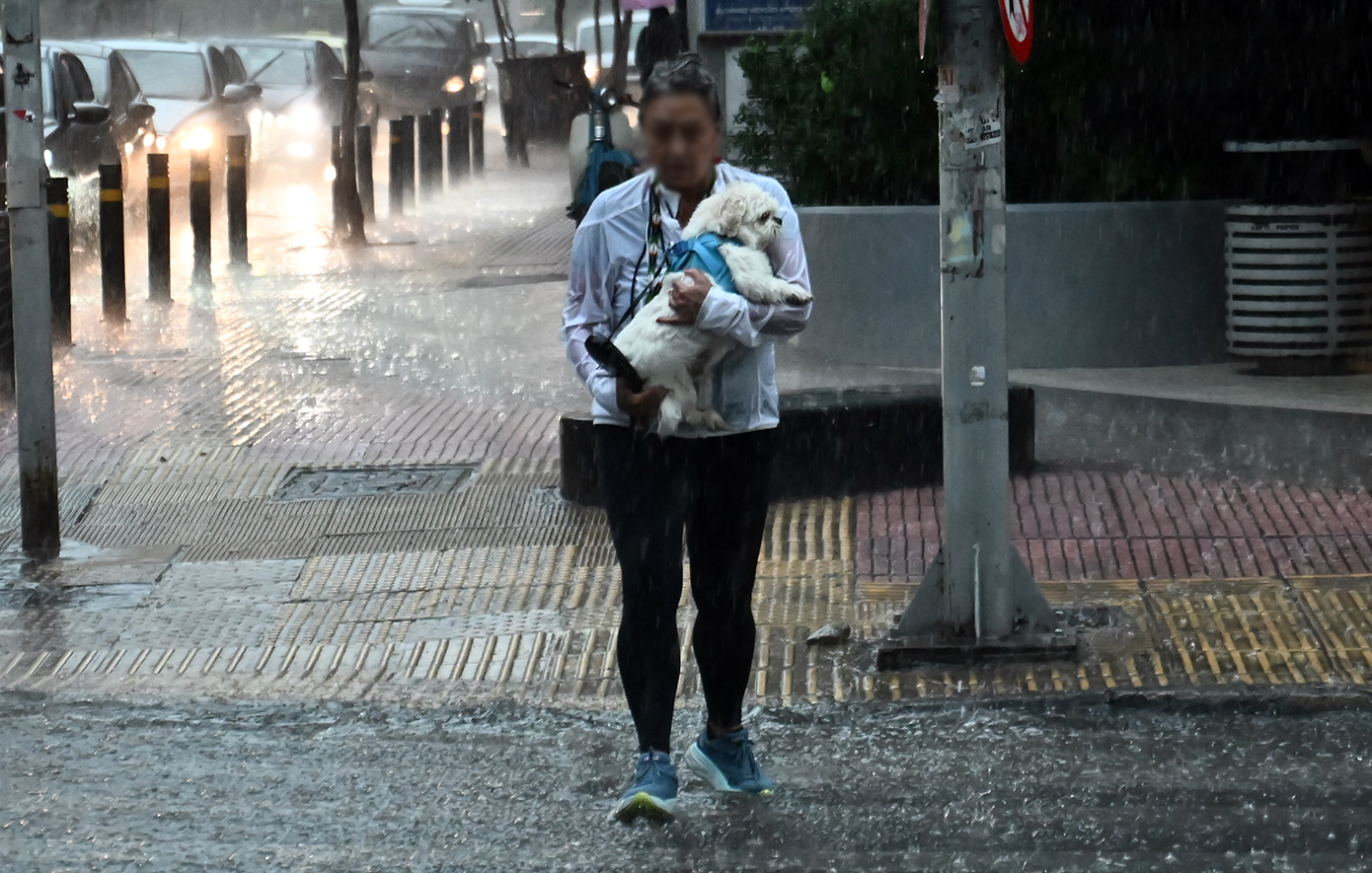 Μαύρισε ο ουρανός στην Αττική, καταιγίδες σε αρκετές περιοχές