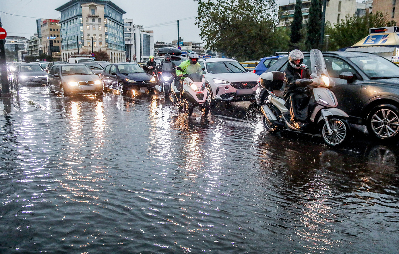 Ισχυρές καταιγίδες πλήττουν την Αττική