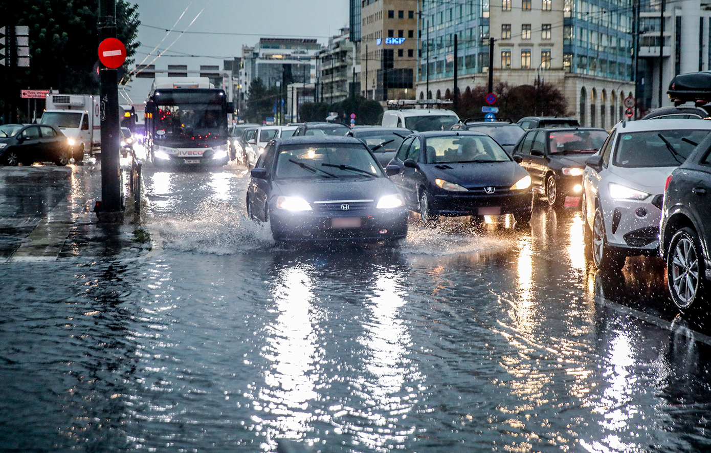 Ισχυρές καταιγίδες πλήττουν την Αττική Ισχυρές καταιγίδες πλήττουν την Αττική